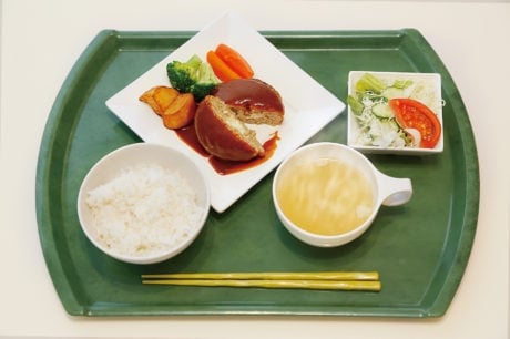 働く保護者の方にも安心の食施設